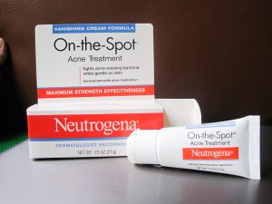 Kem trị mụn Neutrogena On The Spot Acne Treatment 3